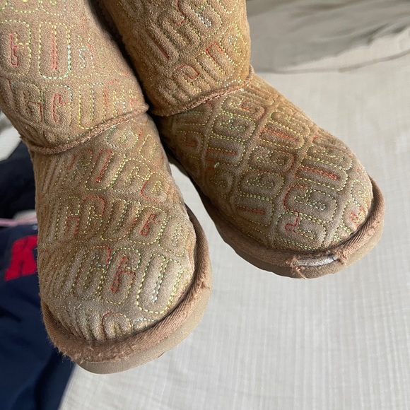 UGG Classic II Graphic Stitch Leather Kids' Short Boot for boy or girl. Size: 1 - Picture 6 of 9